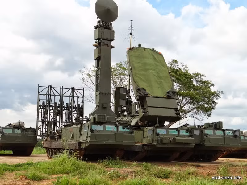 S-300V4 là phiên bản nâng cấp sâu rộng trên cơ sở phiên bản tổ hợp tên lửa phòng không - phòng thủ tên lửa S-300VM Antey-2500 (NATO định danh là SA-23 Gladiator/Giant) được thiết kế để đánh chặn các loại tên lửa đạn đạo tầm ngắn - tầm trung, tên lửa hành trình, các loại máy bay trong điều kiện bị gây nhiễu mạnh...Nguồn ảnh: pilot.strizhi