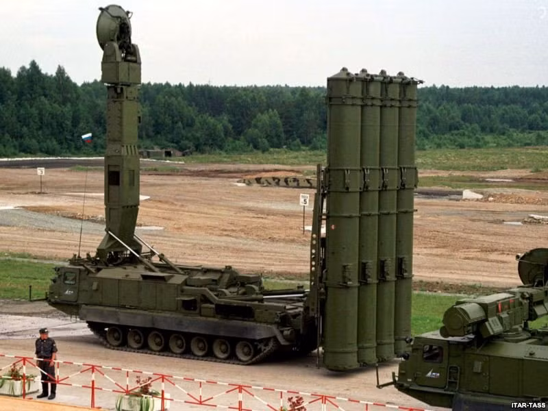 Hệ thống tên lửa S-300V4 vẫn được biên chế 2 loại phương tiện phóng tự hành với các tên lửa khác nhau. Trong ảnh là xe phóng tự hành 9A83 với 4 đạn container ống phóng.