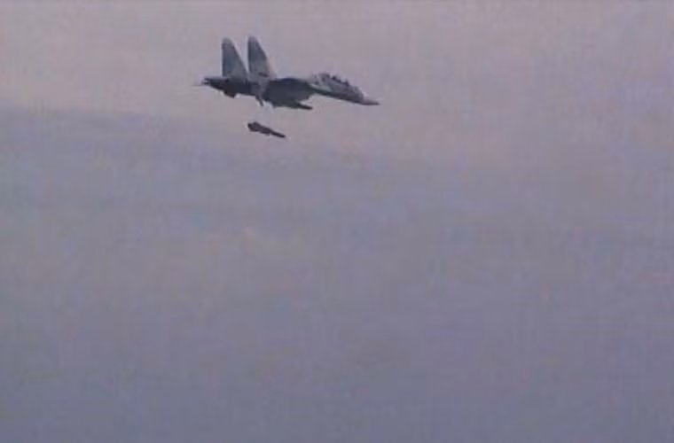 Đặc biệt khi cần các máy bay Su-27UBK nâng cấp còn có thể đảm nhiệm vai trò tác chiến trên mặt biển khi triển khai được các tên lửa chống tàu siêu thanh.
