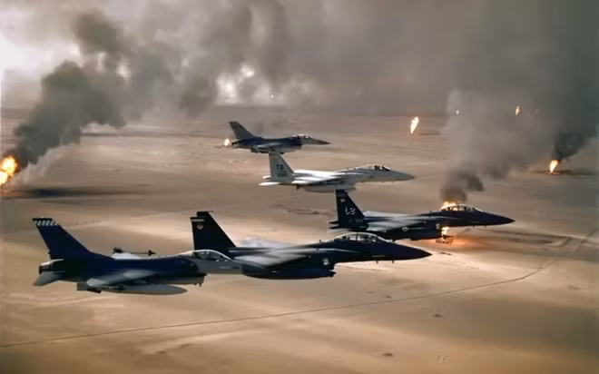 F-15 lập chiến công không chiến đầu tiên vào năm 1979 trong biên chế Không quân Israel. Eagle trong biên chế Không quân Mỹ xung trận lần đầu trong chiến dịch Bão táp Sa mạc năm 1991.
