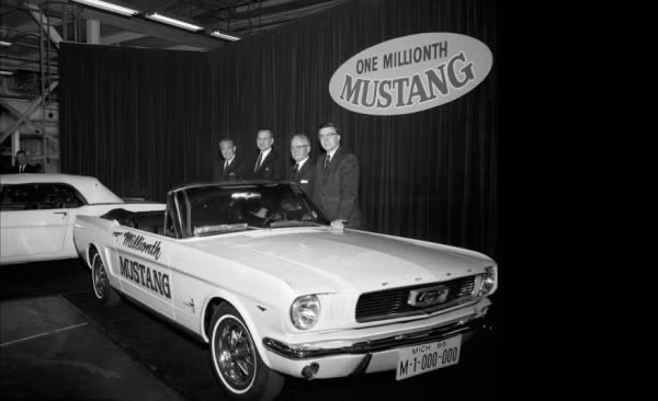 22000 đơn đặt hàng đã được chuyển đi ngay ngày chiếc Mustang được ra mắt. Cho đến cuối năm 1967 Ford đã bán được hơn một triệu chiếc Mustang. Giá khởi điểm của dòng xe này là 2358 đôla Mỹ.