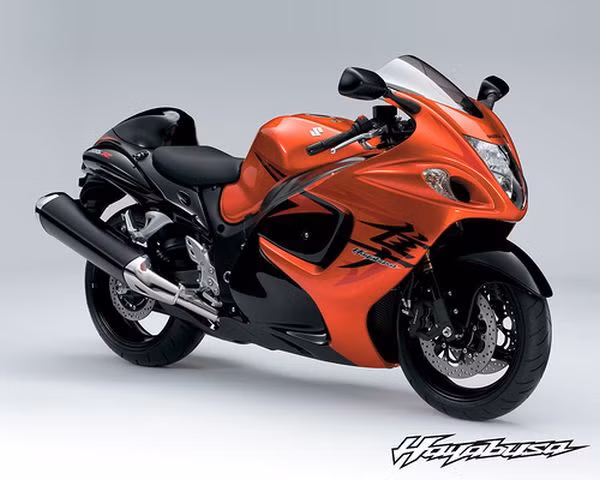 2. Suzuki Hayabusa (397 km/h): Chiếc xe 1340 phân khối này sử dụng động cơ DOHC 4 xi lan, 16 van với hộp số 6 cấp. Công suất cực đại đạt 197 mã lực.