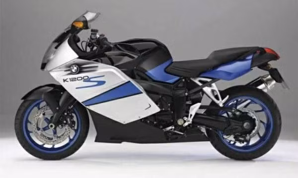9. BMW K 1200 S - 278 km/h: 4 xi lanh, 16 van, động cơ DOHC, chiếc xe này có thể hoạt động với công suất 164,94 mã lực. Bộ truyền động là một hộp số sàn 6 cấp.