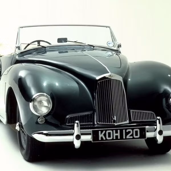 9. Aston martin DB1: Chiếc xe này được sản xuất lần đầu năm 1948 dưới tên DB2. Dù chỉ có công suất khiêm tốn 90 mã lực, đây là một trong những dòng xe giá trị nhất hiện tại vì độ hiếm của nó.