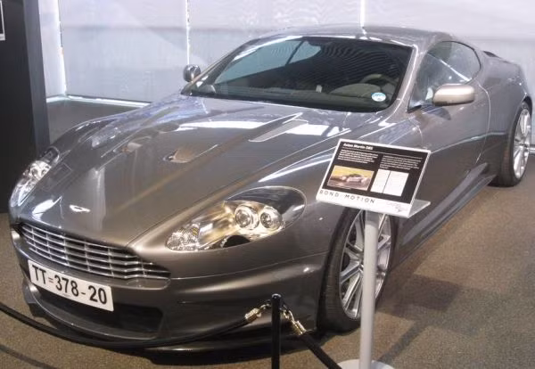 4. Aston Martin DBS V12 (Casino Royale, 2006): Quay trở về với dòng phim 007 truyền thống, phim giới thiệu chiếc DBS V12. Chiếc xe có các khoang chứa vũ khí bí mật và một máy khử rung tim của Bonds.