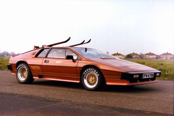 9. Lotus Espirit Turbo (For Your Eyes Only, 1981): Chỉ có 3 mẫu xe của Lotus xuất hiện trong series 007, nhưng hãng xe này luôn làm tốt nhiệm vụ tạo điểm nhấn của mình trong phim.