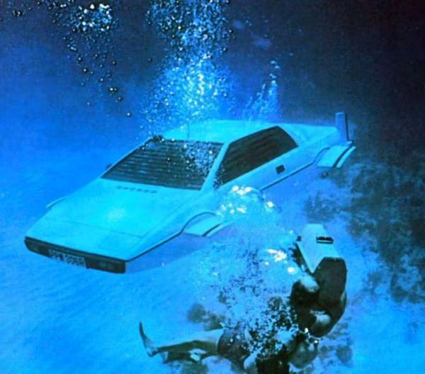 2. Lotus Espirit (The Spy Who Loved Me, 1977): Trong phim, chiếc xe này độc đáo ở chỗ nó có thể biến thành một tàu ngầm và có những cuộc rượt bắt ấn tượng trong lòng biển.