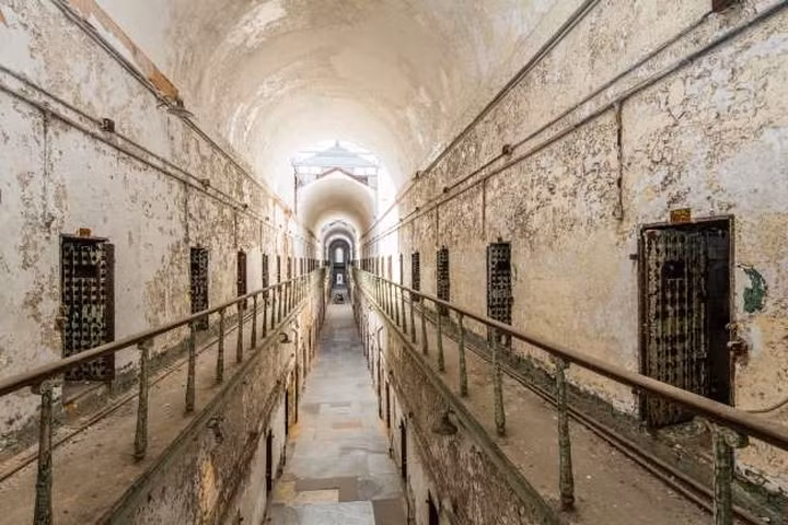 Nhà tù Eastern State Penitentiary ở Philadelphia, Pennsylvania, Mỹ. Nó được mở cửa vào năm 1820 và được coi là hình mẫu về giáo dục chứ không phải là trừng phạt. Tại nhà tù này các tù nhân bị giam giữ riêng lẻ.