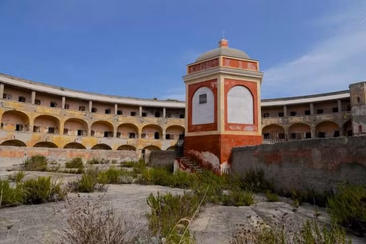  Nhà tù trên đảo Santo Stefano, Lazio, Italy bị đóng cừa vào năm 1965.