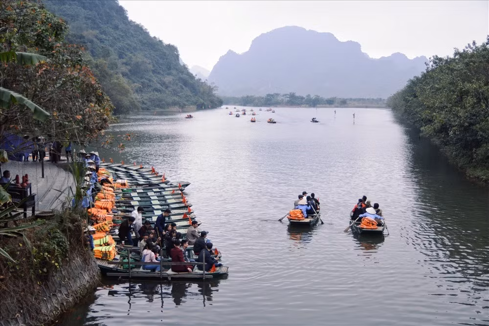 Quần thể danh thắng Tràng An có diện tích 6.172ha thuộc địa bàn huyện Hoa Lư, Gia Viễn, Nho Quan, thị xã Tam Điệp và thành phố Ninh Bình, cách thủ đô Hà Nội khoảng 90km về phía đông nam. Ảnh: Thanh Huế