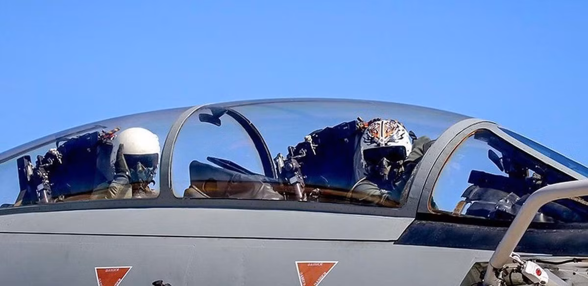 Mỹ đã bán 79 chiếc tiêm kích hạng nặng F-14 Tomcat cùng tên lửa tối tân AIM-54 cho Iran.