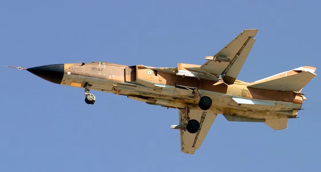 F-14 Tomcat được thiết kế với kiểu cánh cụp cánh xòe, 25% lực nâng của F-14 đến từ khu vực rộng lớn giữa 2 cánh.