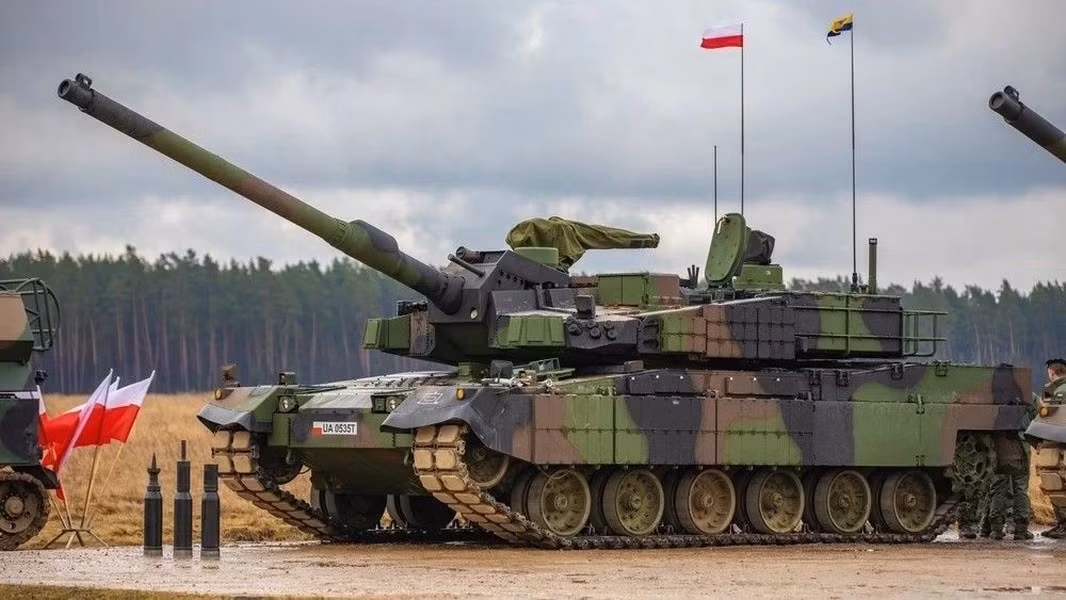 Chỉ huy tiểu đoàn thiết giáp, Trung tá Maciej Lukarski nhận xét phương tiện hoạt động tốt, an toàn, điều này nghĩa là những chiếc K2 sẽ sớm được bàn giao cho các binh sĩ đã hoàn thành khóa đào tạo.