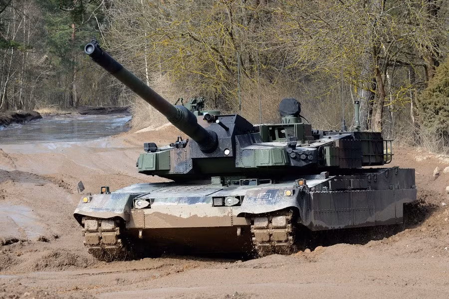 "Chúng tôi cảm thấy rất vui vì những chiếc T-72 hay PT-91 đang dành thời gian phục vụ cuối cùng của mình rất hữu ích trên chiến trường của Ukraine”, một thành viên tiểu đoàn thiết giáp Ba Lan nhận xét.