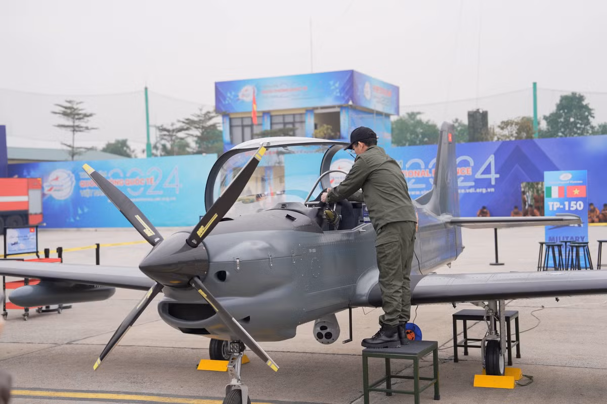 Khi lắp thêm các thiết bị như camera quang hồng ngoại (EO/IR), Radar khẩu độ tổng hợp (SAR) máy bay có thể thực hiện nhiệm vụ tuần tra biên giới hoặc giám sát bờ biển. 