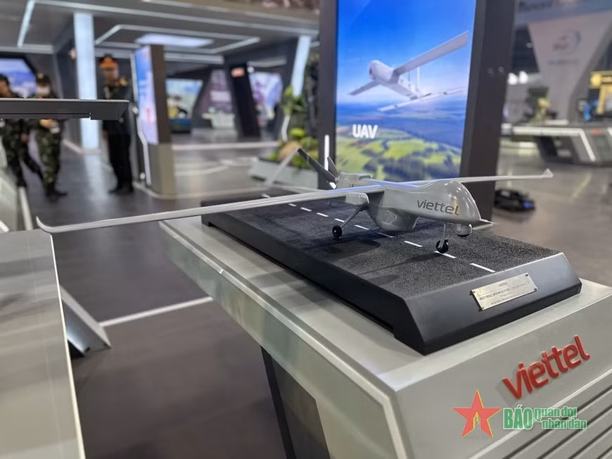 Ngoài ra, Viettel còn giới thiệu mô hình UAV đa năng tầm xa VU-MALE với khả năng hoạt động ở cự ly lớn trong mọi điều kiện thời tiết và mang được nhiều loại khí tài tấn công và trinh sát tầm xa. Sản phẩm này thể hiện bước đột phá về công nghệ, mở ra các khả năng tác chiến hoàn toàn mới cho quân đội và tiềm năng phát triển của nền công nghiệp quốc phòng Việt Nam trong tương lai.