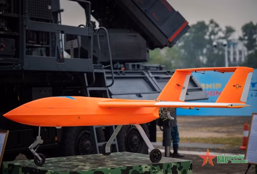 Trong khi đó, UAV M400-CT2 được thiết kế làm mục tiêu bay cho huấn luyện và thử nghiệm khí tài, tên lửa phòng không tầm trung, tầm gần, đồng thời mô phỏng các nhiệm vụ tác chiến khác nhau. Với sải cánh 3,2m, chiều dài 2,8m, chiều cao 1,1m và trọng lượng cất cánh tối đa 110kg, M400-CT2 có tải trọng hiệu quả tối đa 10kg. UAV này đạt tốc độ hành trình từ 200-220km/giờ, tốc độ tối đa 260km/giờ, thời gian hoạt động 120 phút và trần bay 3.500m. Hệ thống dẫn đường GNSS và INS bảo đảm khả năng vận hành chính xác, cùng khả năng cất, hạ cánh trên đường băng. Ngoài ra, M400-CT2 có thể tích hợp thiết bị tùy chọn như hệ thống quang, ảnh nhiệt, thấu kính phản xạ, mồi nhiệt hồng ngoại, khói... Với tính năng linh hoạt và hiệu suất cao, M400-CT2 góp phần quan trọng trong công tác huấn luyện và nâng cao năng lực tác chiến của lực lượng phòng không - không quân Việt Nam, khẳng định sự phát triển của công nghiệp quốc phòng Việt Nam.