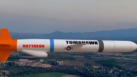 Đáng chú ý, Tomahawk có thể được phóng từ hơn 140 tàu chiến nổi và tàu ngầm của Hải quân Mỹ, bao gồm 4 tàu ngầm lớp Ohio đã được cải tiến, cũng như tàu ngầm lớp Astute, Swiftsure và Trafalgar của Hải quân Hoàng gia Anh.