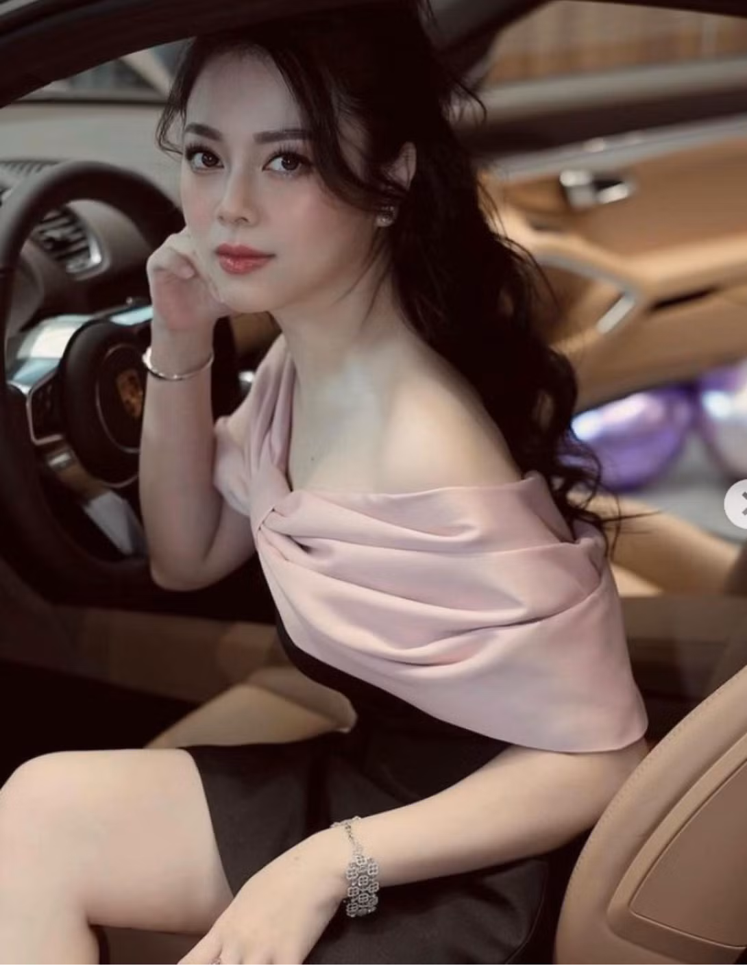 Cuộc sống hôn nhân của cặp "trai tài gái sắc" Hằng Túi và Tiến Dũng khiến bao người ghen tị. Ảnh: FBNV