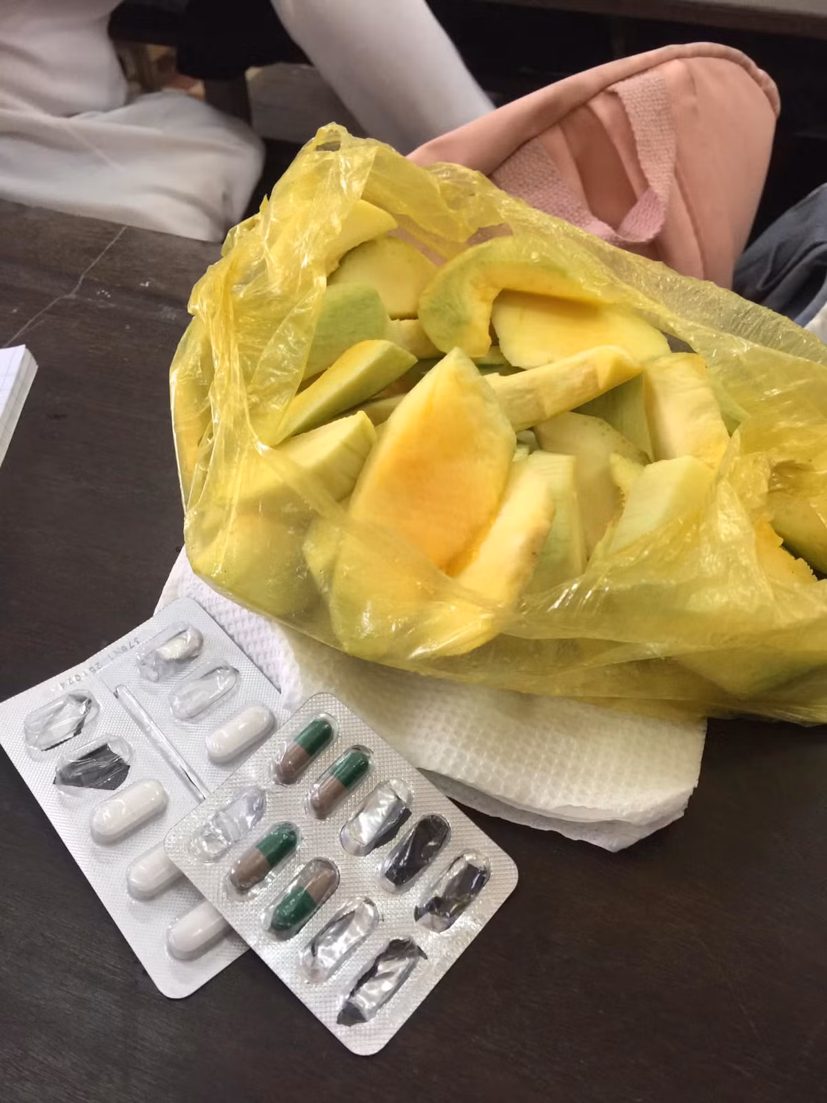 Xoài chấm muối đã trở thành món ăn quen thuộc trong mỗi lớp học, cứ đến mùa xoài là chúng bày biện khắp các mặt bàn. Ảnh: Hữu Tri/Trường Người Ta