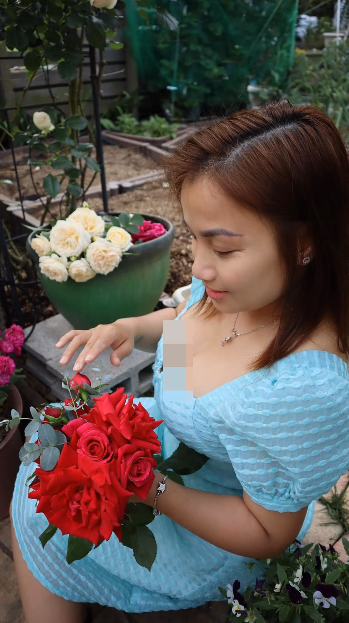 Dù không để lộ phần nào của cơ thể nhưng có lẽ đây là hình ảnh hiếm thấy của Youtuber này.