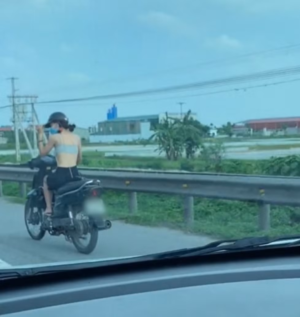 Trên mạng xã hội, không ít lần hội chị em ăn diện khoe lưng trần phản cảm làm những người xung quanh cảm thấy ngượng ngùng.