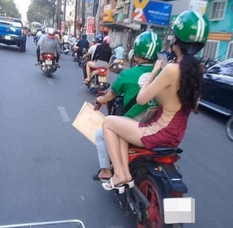 Thậm chí nhiều nàng còn vô tư đến độ không mặc nội y ra phố. Vẫn biết mùa nóng thì ngại mặc nội y nhưng vô tư để điểm nhạy cảm lồ lộ giữa phố thì ai nhìn cũng phải ái ngại thay.