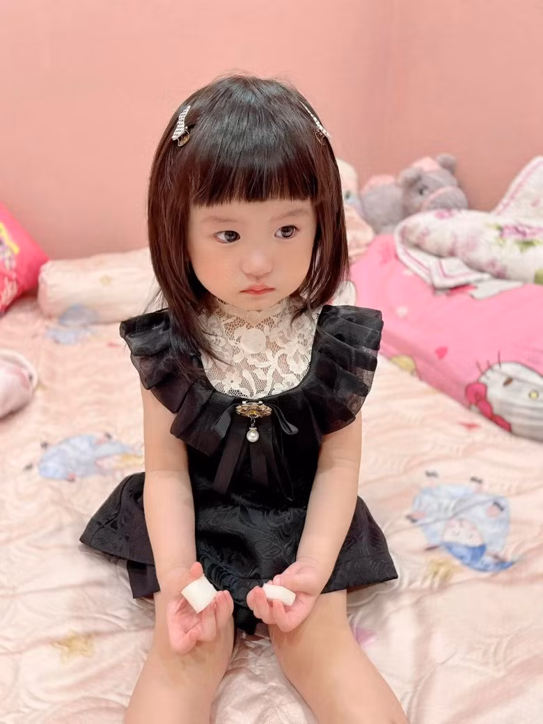 So với 2 chị gái thì Bing Bing chiếm % xuất hiện trên facebook của ba mẹ nhiều hơn. Lí do một phần vì em bé là con út được cưng chiều nhất nhà.