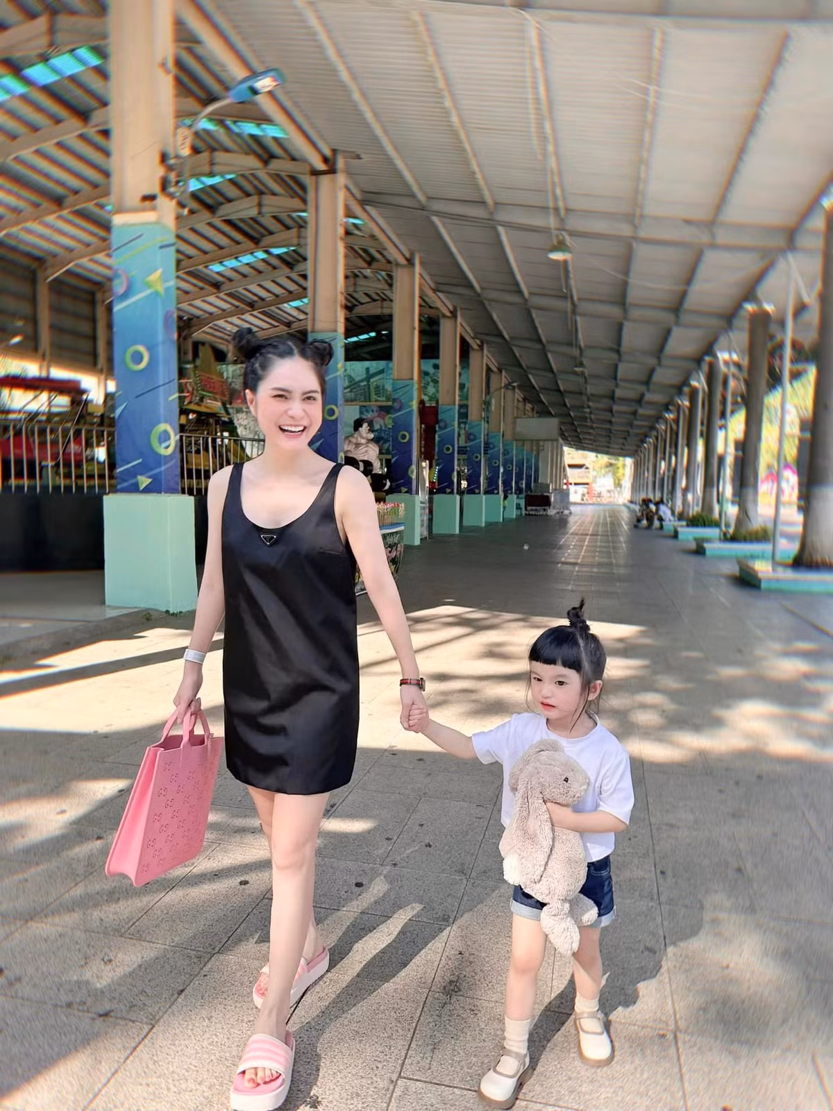 Ái nữ nhà Đoàn Di Băng sở hữu bộ sưu tập đồ hiệu "đắt xắt ra miếng". Ảnh: FBNV