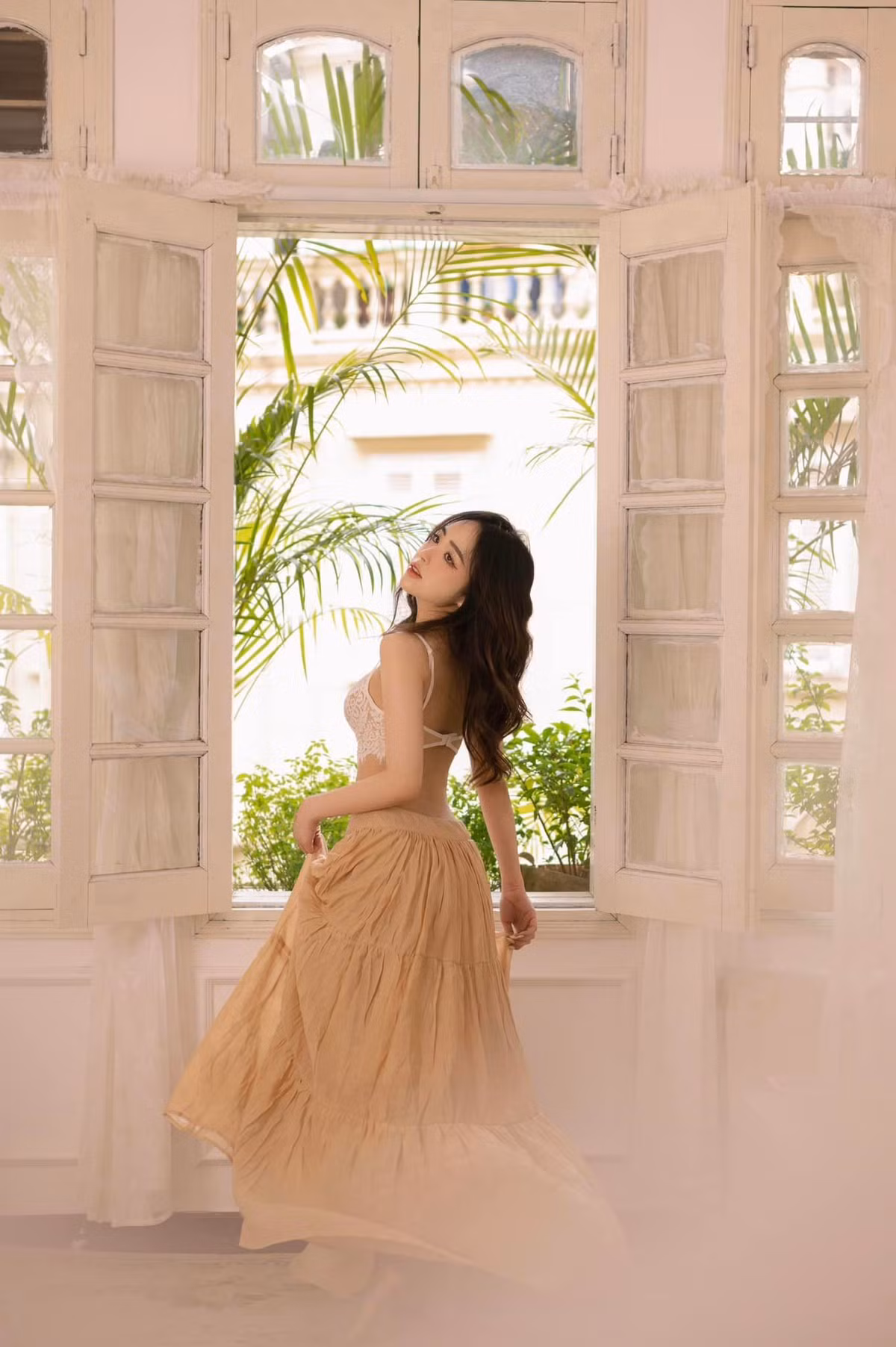 Có một loạt ảnh đời thường của Phương Anh đã được đăng tải trên báo Trung Quốc, đi kèm với những lời khen ngợi về nhan sắc của cô.