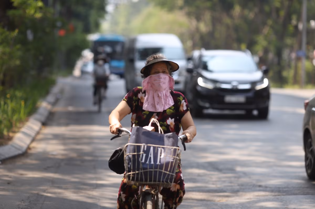 Ngoài áo chống nắng là trang bị phải có sẵn thì khẩu trang bịt kín mặt cũng là vật dụng cần thiết để chống nắng nóng.