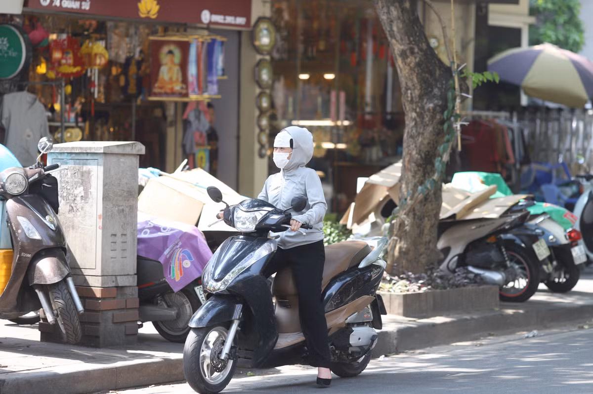 Tiện sử dụng luôn khẩu trang để bịt kín hết khuôn mặt cũng là cách nhiều chị em áp dụng tránh bỏng rát da.