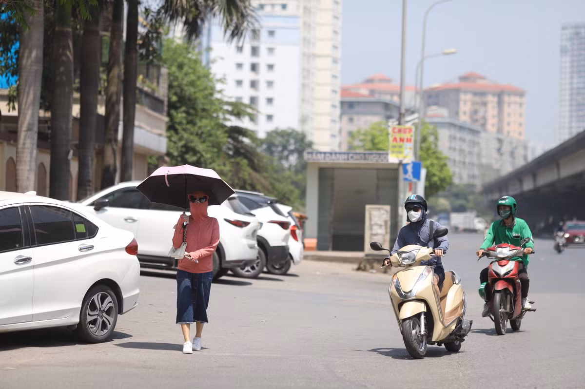 Bên cạnh váy áo chống nắng nóng chuyên dụng che kín mít từ đầu tới chân xuất hiện nhiều trên phố, không ít chị em còn sáng tạo thêm nhiều thời trang chống nắng khác vô cùng bá đạo.