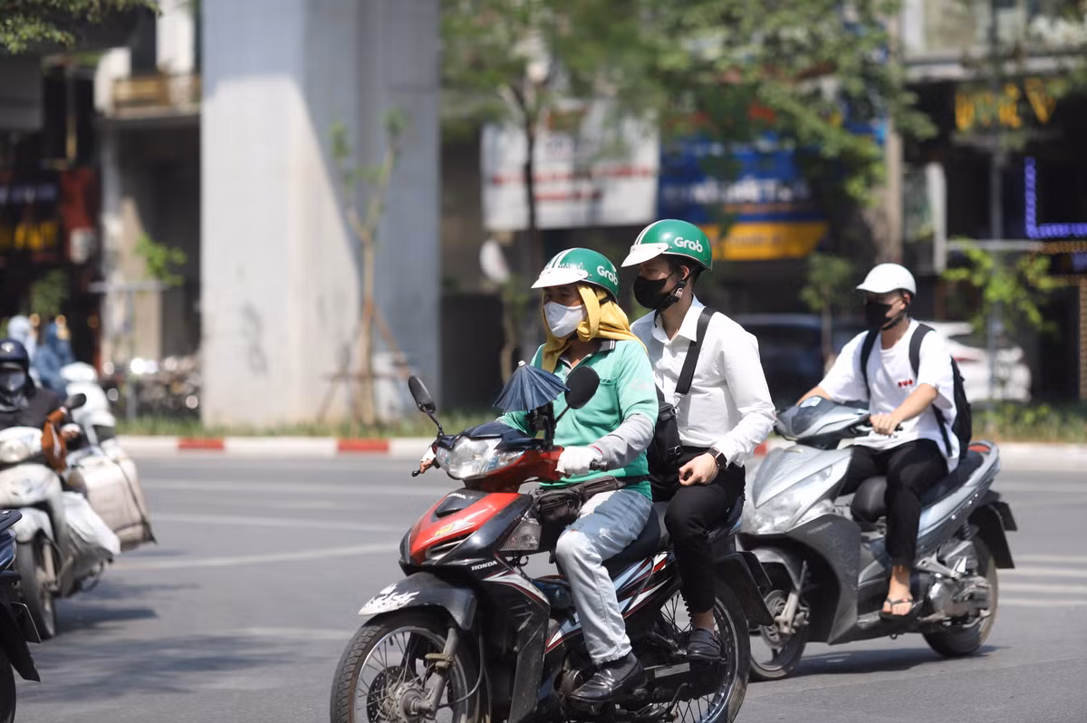 Trùm kín mít từ đầu đến chân là cách nhiều người áp dụng để chống lại nắng nóng.