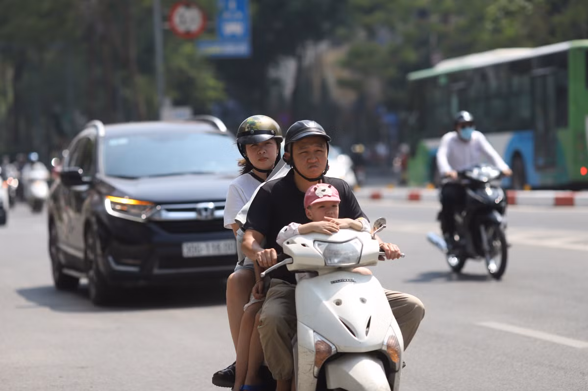 Cũng bởi thời tiết nắng nóng, cộng thêm tia UV độc hại nên bất cứ chị em nào cũng muốn chống nắng 1 cách tối đa, nên vô vàn sáng kiến chống nắng độc lạ đã được tạo ra.