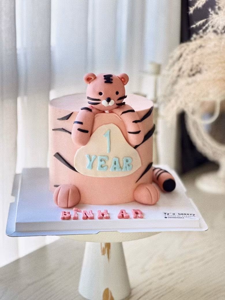 Tất cả được chuẩn bị với màu sắc hồng đỏ làm trung tâm và vàng xanh làm màu phía ngoài, bên cạnh đó là xen kẽ màu xanh ngọc bích mát mắt.
