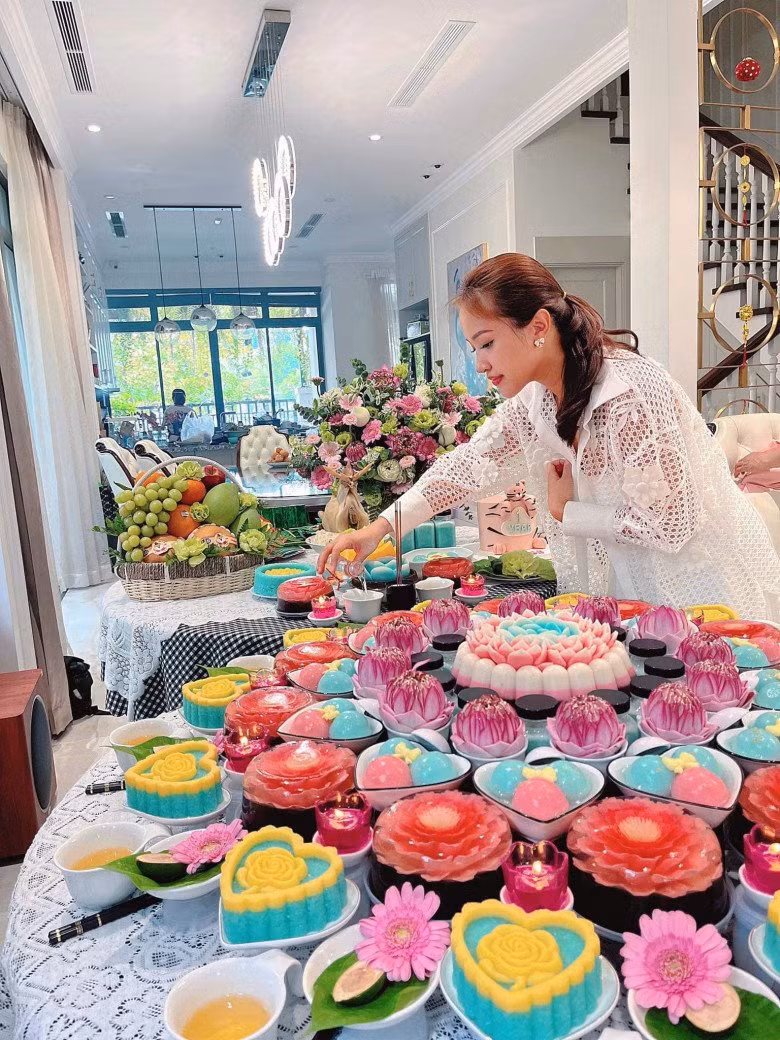 Mâm cúng được chuẩn bị chu đáo, đầy đủ và đẹp mắt hội chị em nhìn ai cũng trầm trồ.