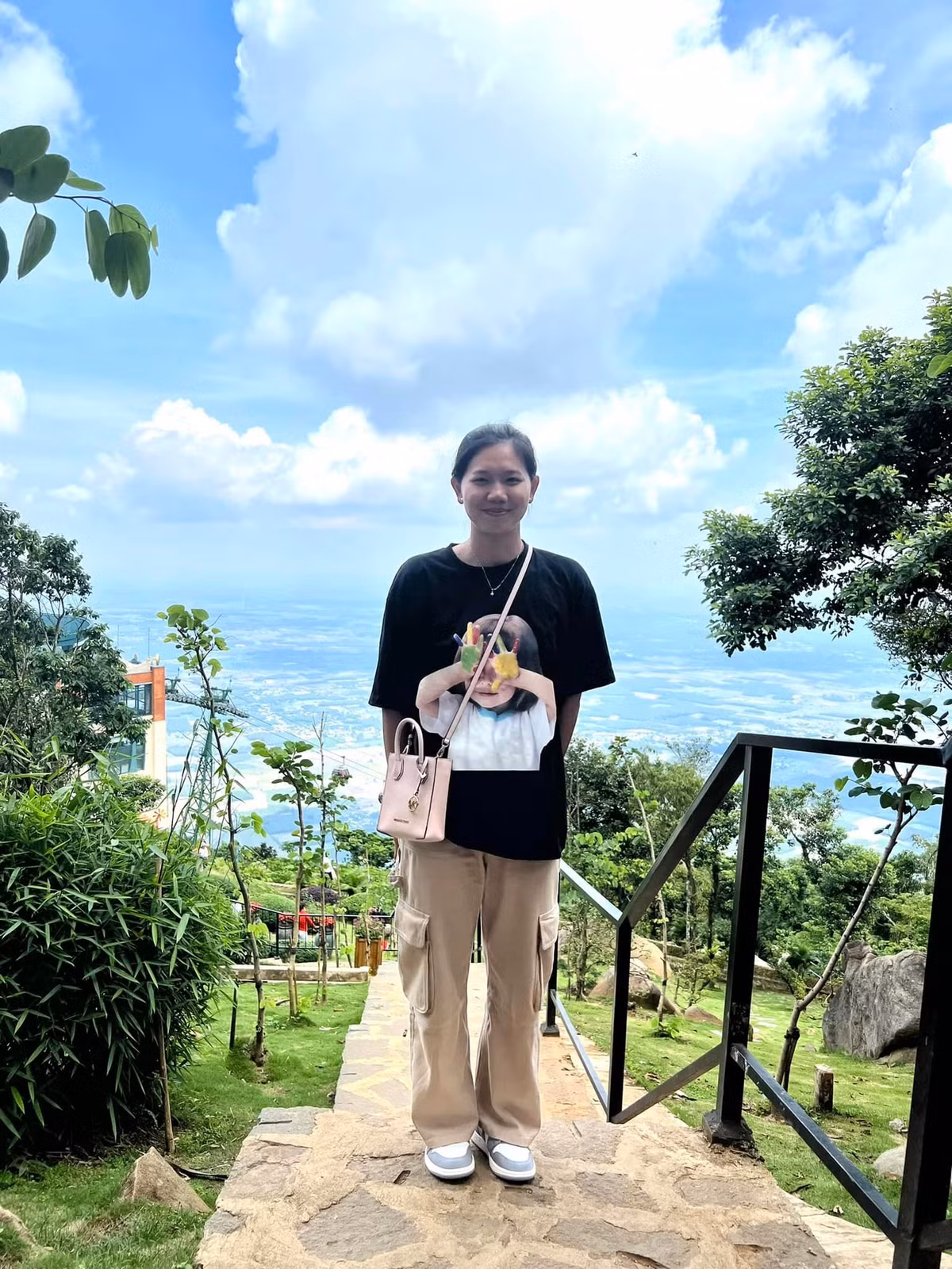 Trở về với cuộc sống bình thường, "nàng tiên cá" giờ đã bớt sự thô kệch về vóc dáng, trông ngày càng mềm mại hơn.
