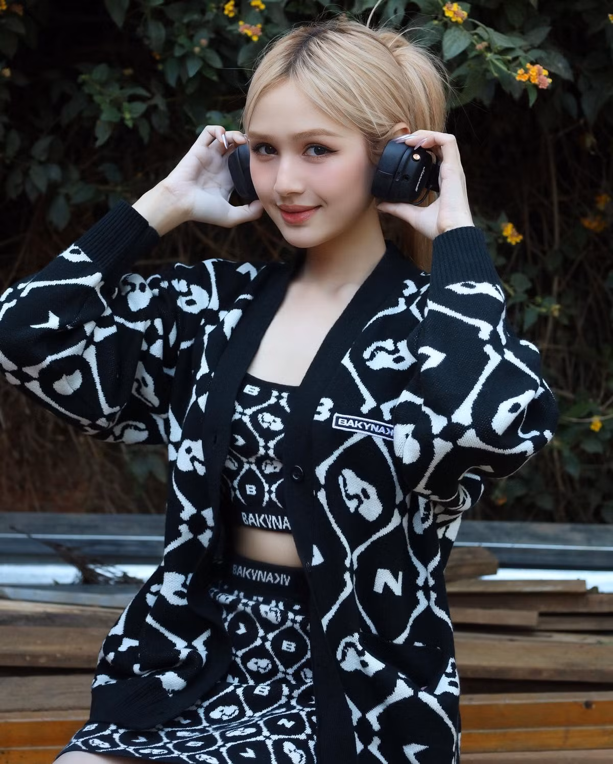 Hot girl 21 tuổi được nhận xét là ngày càng "lên hương" nhan sắc sau khi lấy chồng đại gia.