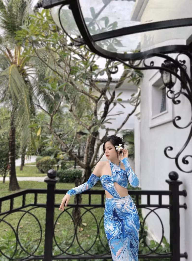 Trên Facebook, cô nàng thường xuyên chia sẻ hình ảnh diện trang phục bikini đốt mắt người nhìn.
