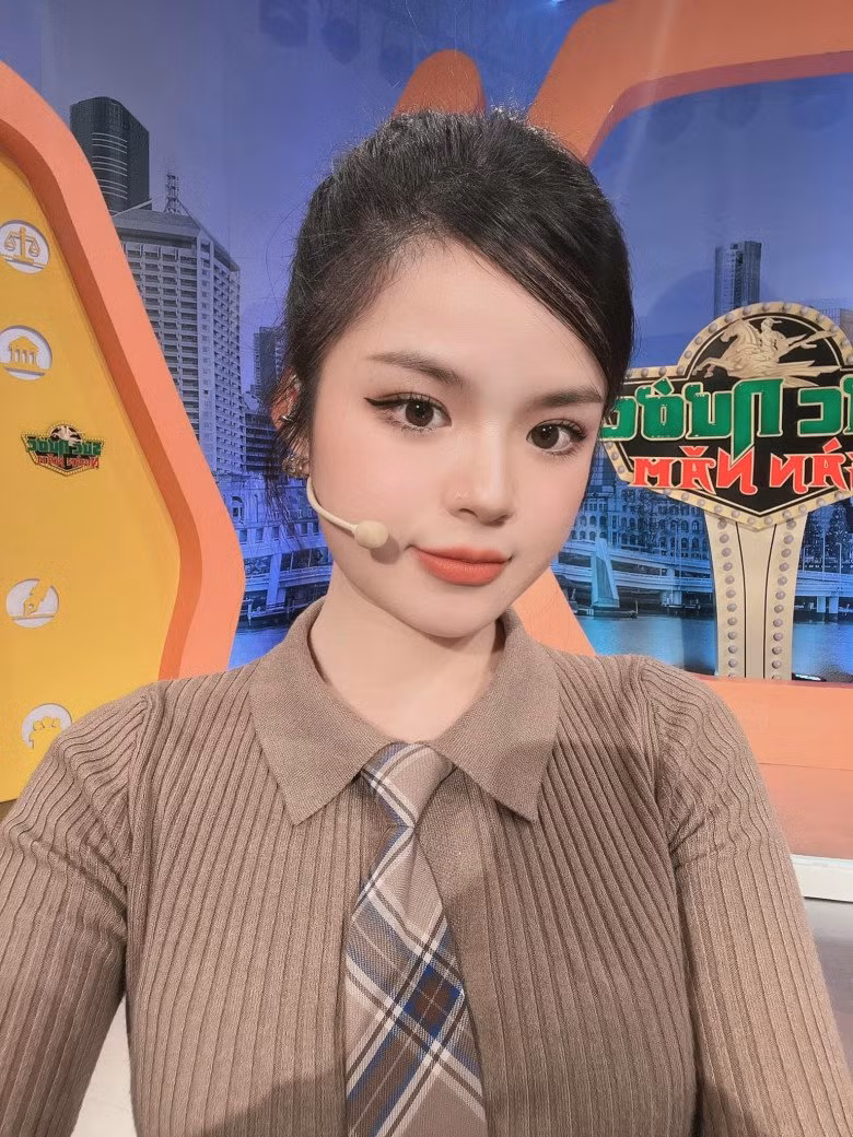 Hà Đan được mọi người gọi trìu mến là "hot girl chân ngắn", “nữ MC chân ngắn nhất VTV” bởi cô nàng sở hữu gương mặt đẹp, trong sáng và chiều cao “3 mét bẻ đôi” khiêm tốn.