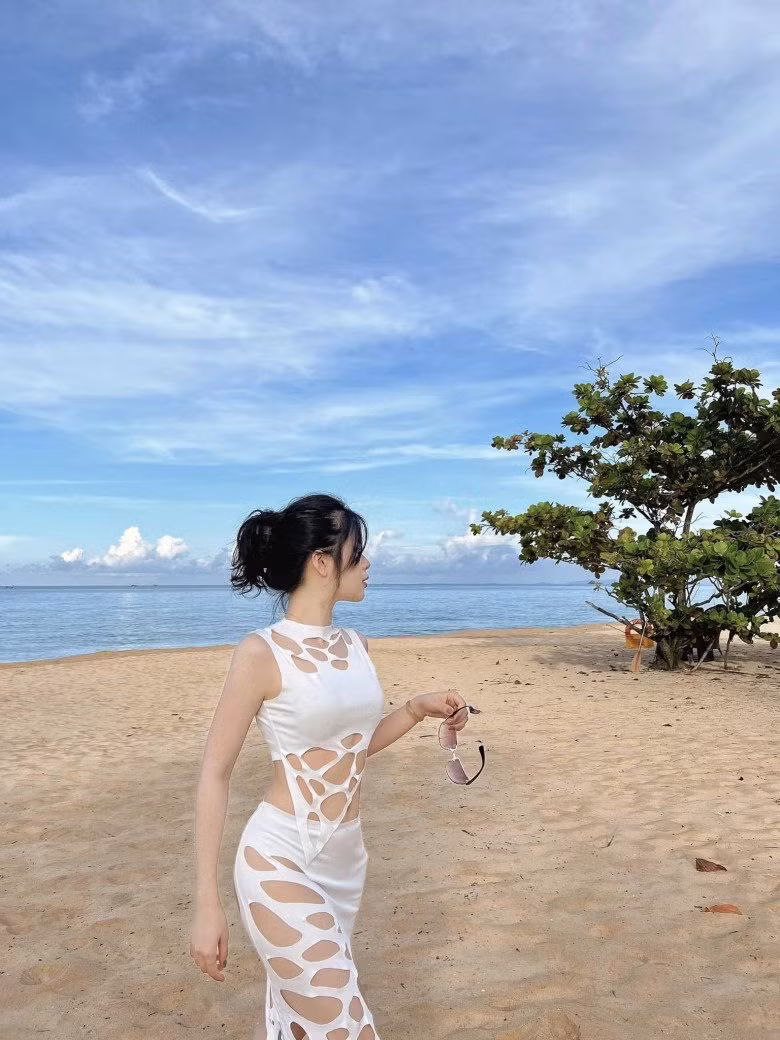 Hà Đan sở hữu khuôn mặt trẻ trung cùng số đo 3 vòng gợi cảm, cô không ngần ngại diện đồ hở hang, táo bạo khi đi biển.