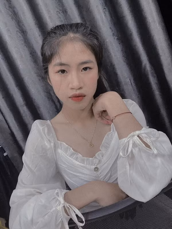 Dường như nắng, gió trên sân tập cũng không làm cho nhan sắc của cô nàng bị "lung lay, Thanh Nhã vẫn sở hữu làn da trắng mịn trong những khoảnh khắc ngoài đời.