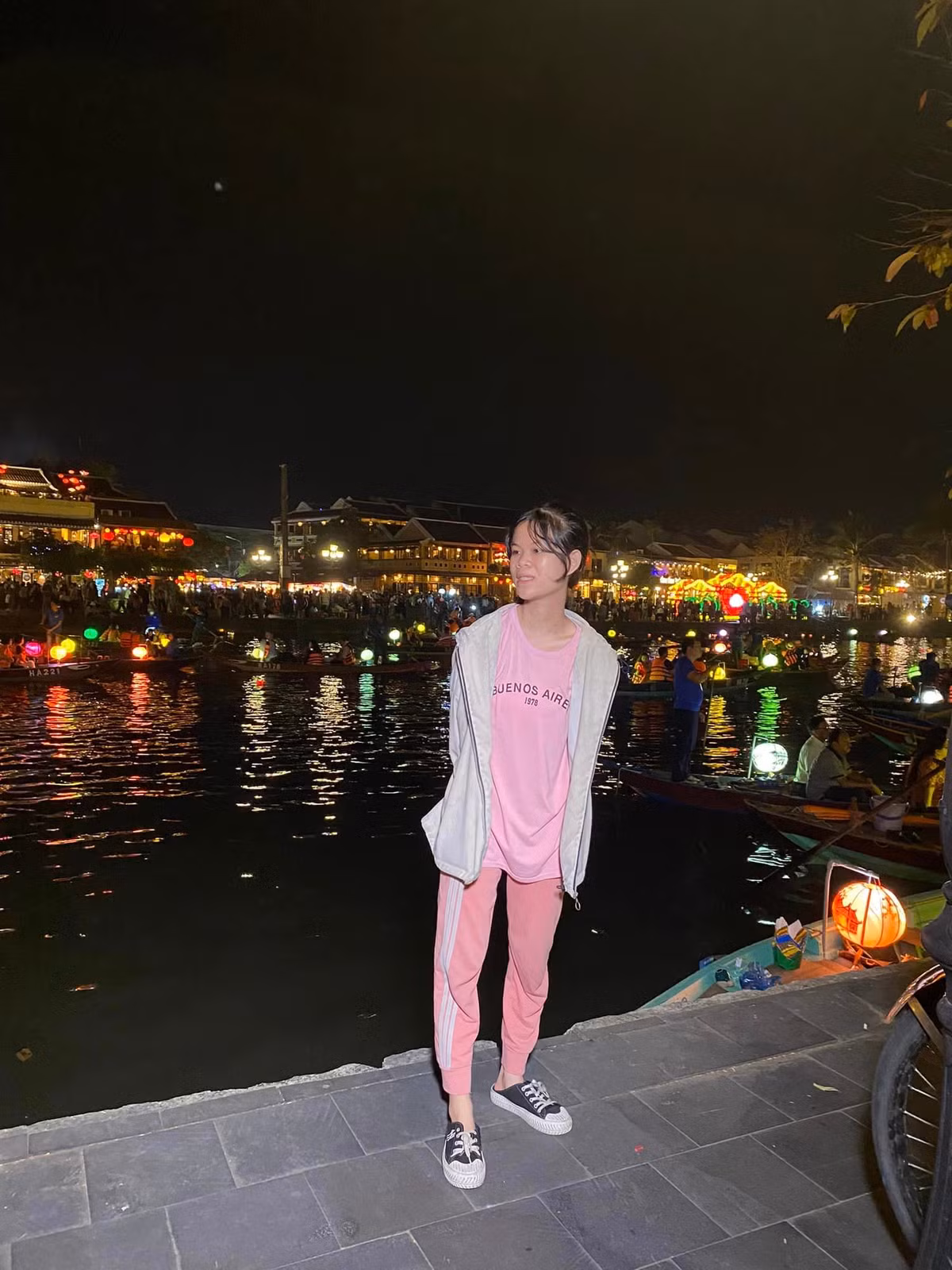 Sự hiếu thảo của Thanh Nga Bento nhận về cơn mưa lời khen từ cộng đồng mạng. Vừa giúp đỡ bố mẹ, vừa thỏa mãn đam mê trên MXH nên Thanh Nga dù vất vả vẫn làm nhiều công việc một lúc.