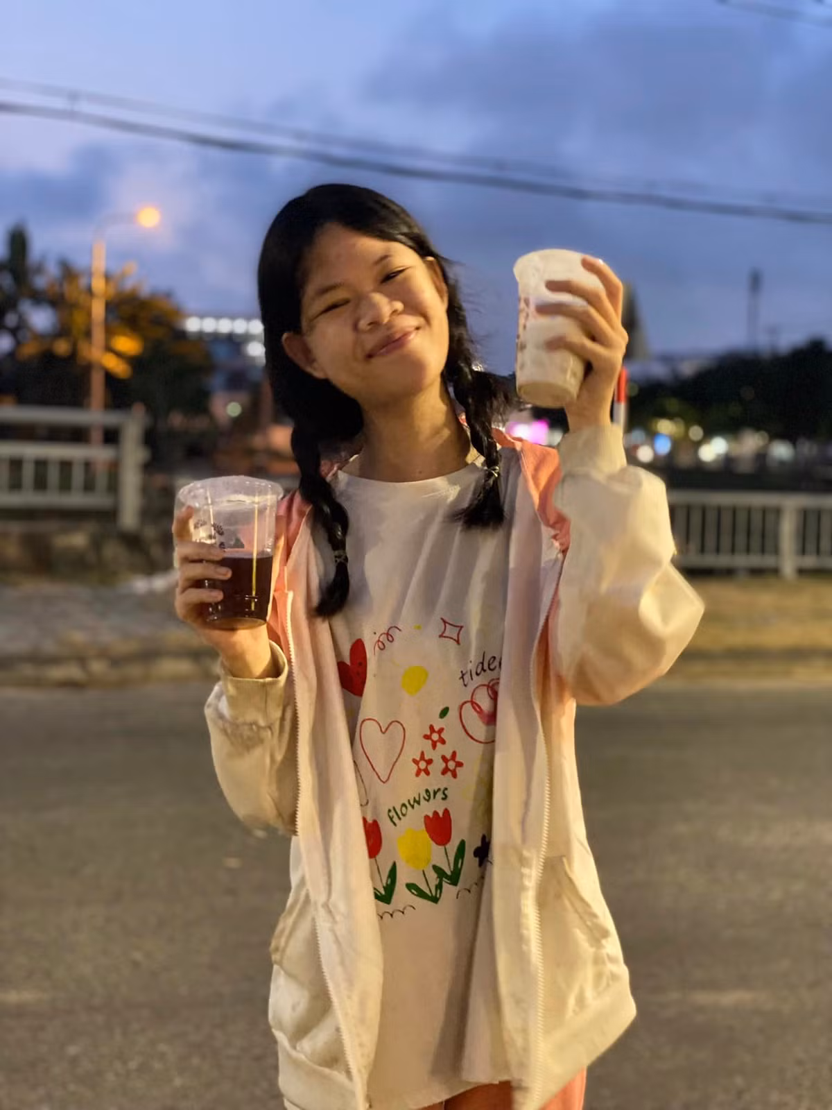 Cô bạn vẫn nhận quảng cáo mặc dù mức cát- xê ít ỏi nhưng Thanh Nga vẫn rất vui vẻ nhận để phần nào giảm bớt gánh nặng kinh tế trên vai mẹ.