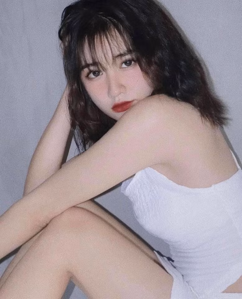 Không chỉ sở hữu ngoại hình xinh đẹp, Khánh Huyền còn gây chú ý với những vũ đạo gợi cảm, chuyên nghiệp và phong cách thời trang ấn tượng.