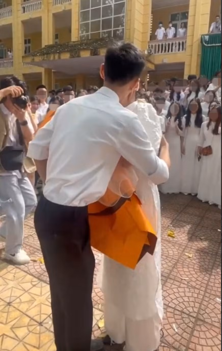 Sau màn tặng hoa, trao nhẫn cầu hôn ngay tại trường, cặp đôi cũng không ngần ngại ôm và hôn nhau ngay giữa sân trường. Ảnh: cắt ra từ clip