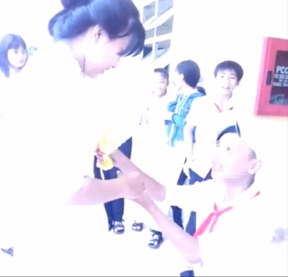 Ngay sau khi clip được phát tán trên mạng, cư dân mạng đã bày tỏ thái độ khó hiểu, thậm chí phản đối những hành động “người lớn” như vậy khi các em còn ở độ tuổi đến trường. Việc yêu đương, cầu hôn nhau khi các em còn quá nhỏ cũng có thể dẫn đến những hệ quả không lường trước được. Ảnh: Saostar