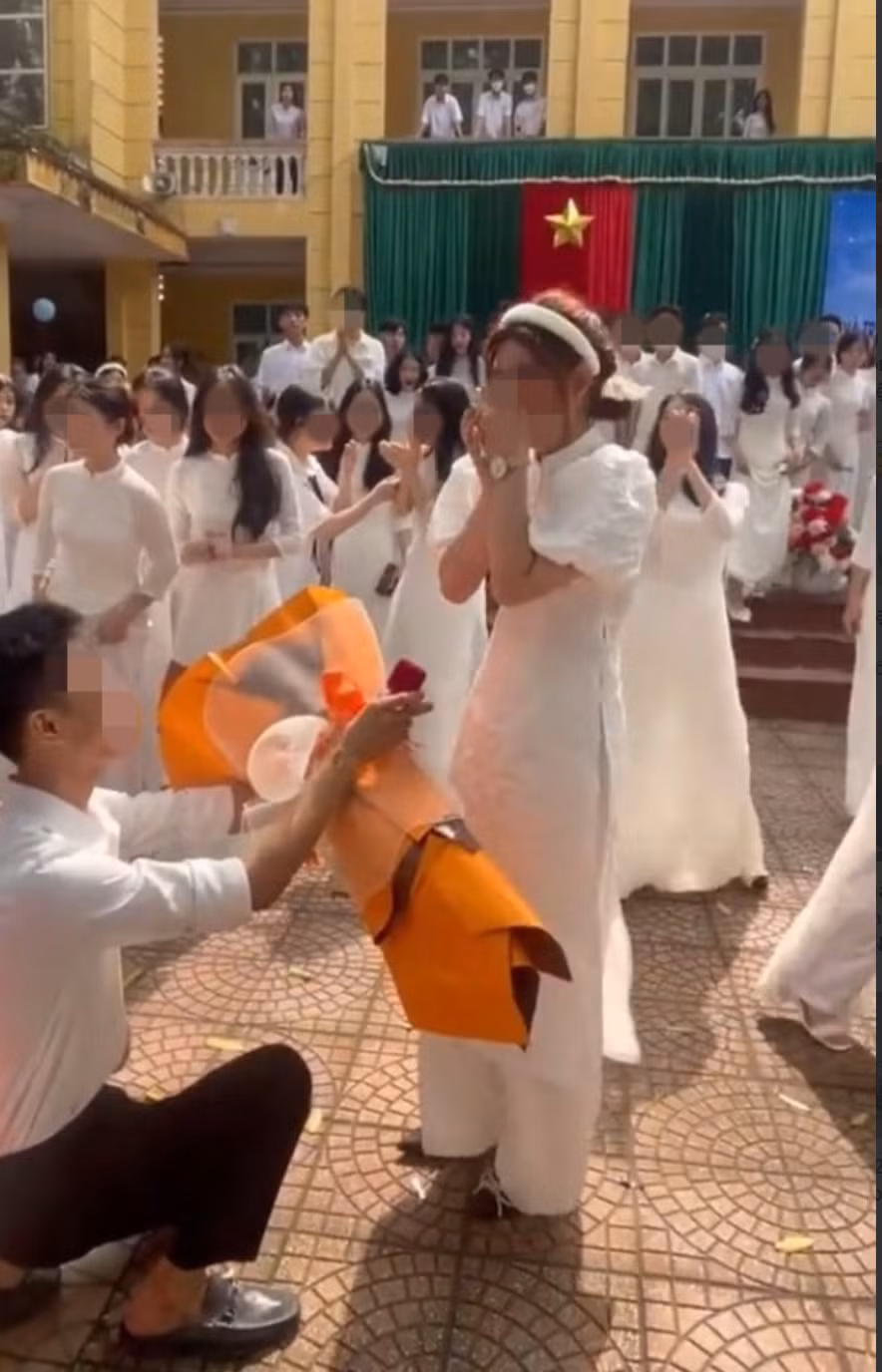 Mới đây, trên MXH chia sẻ đoạn clip ghi lại cảnh một nữ sinh cấp 3 được cầu hôn ngay tại sân trường trong buổi lễ tốt nghiệp. Đoạn clip nhanh chóng nhận được nhiều sự quan tâm nhưng cũng nhận về không ít ý kiến trái chiều từ cộng đồng mạng. Ảnh: cắt ra từ clip