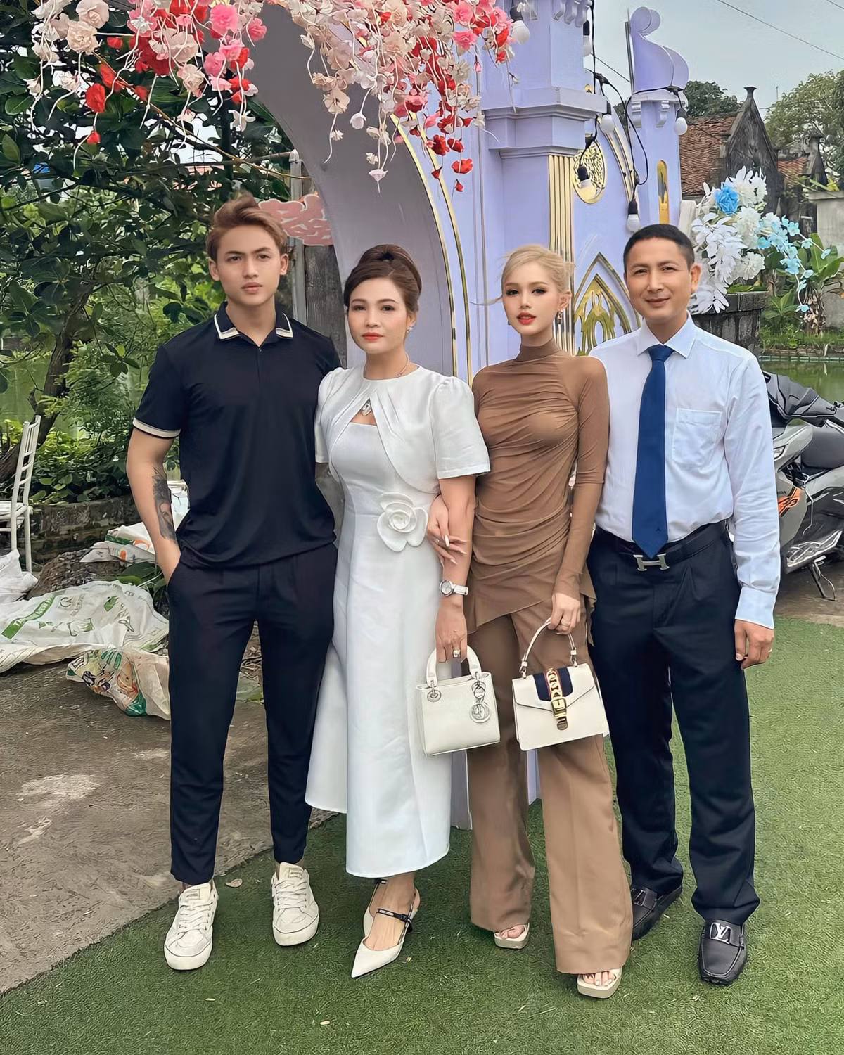 Cả bố mẹ và anh trai Xoài Non đều sở hữu chiều cao lẫn vóc dáng cân đối. Nàng hotgirl được nhận xét thừa hưởng gen trội của ông bố cực phẩm.